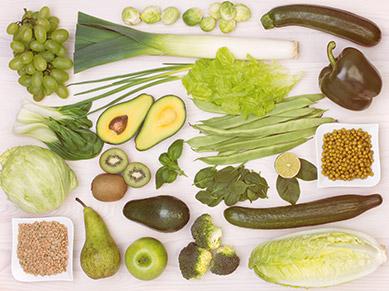 Foto mit grünen Lebensmitteln, die reich an Folsäure sind