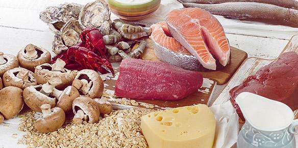 Foto mit Vitamin-B12-Quellen: Lachs, rotes Fleisch, Käse, Pilze
