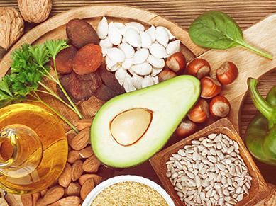 Foto mit Lebensmitteln, die viel Vitamin E enthalten: Nüsse, Öl, Avocado