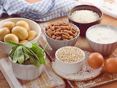 Foto mit Lebensmitteln, die viel Vitamin H enthalten: Nüsse, Quark, Bohnen, Kartoffeln