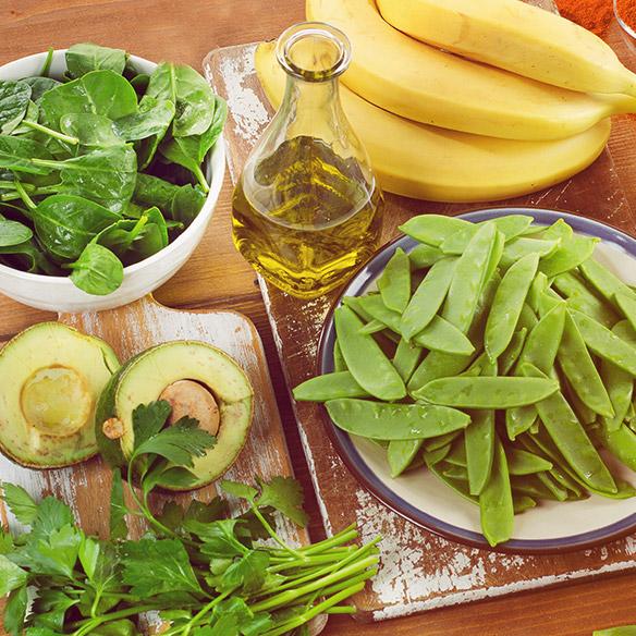 Foto mit gesundem Essen: Bananen, Öl, Spinat, grüne Bohnen