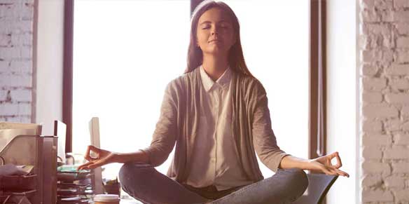 Frau in Meditationshaltung