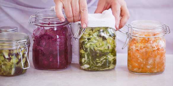 fermentiertes Gemüse in Gläsern
